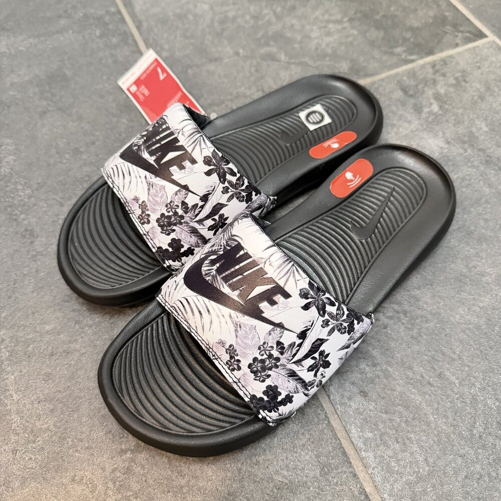 Nike Victori One Slide Sandals Women’s 7 – Black/White Tropical Floral – NWT